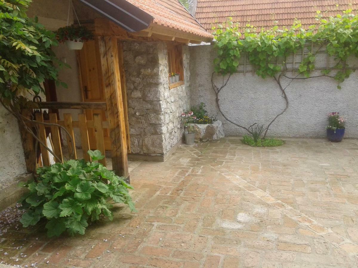 Latin Hotel Plaski Exterior photo